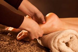 Pijit Refleksi Kaki di Massage Central